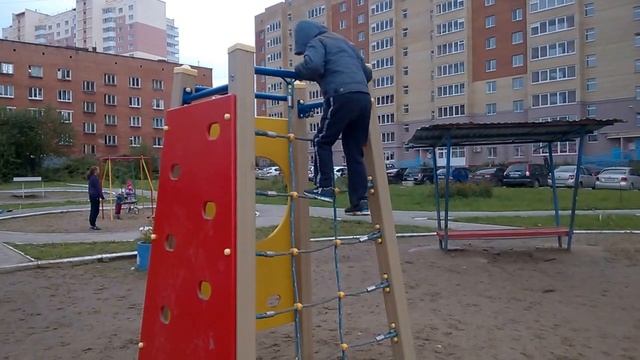 Гуляем на детской площадке смотреть онлайн