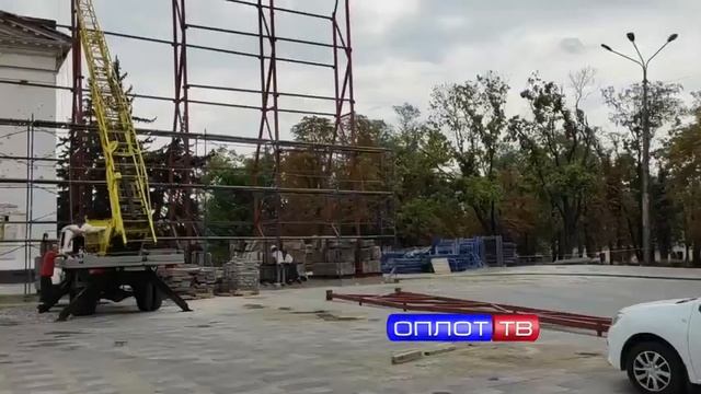 В Мариуполе началась установка конструкций для реконструкции драмтеатра
