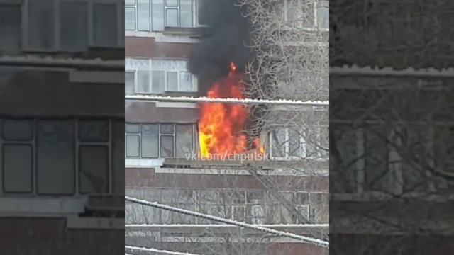 Пожар в Новом городе Горит квартира на Ленинского Комсомола смотреть онлайн
