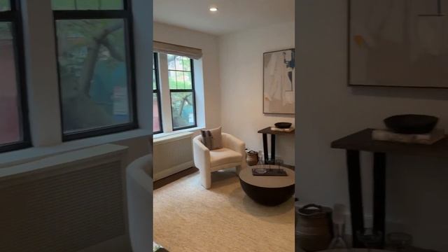 Would You Live Here?? - Check out this Renovated Townhouse in the West Village 🌆 #nyc #townhouse смотреть онлайн