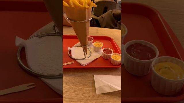 The most amazing AUTHENTIC Dutch fries ?! смотреть онлайн