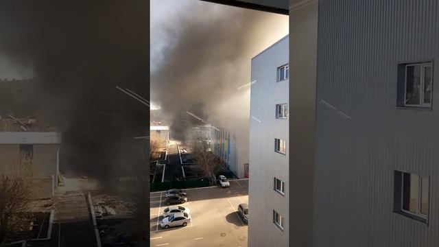 В бизнес-центре на Харьковском шоссе вспыхнул мощный пожар смотреть онлайн