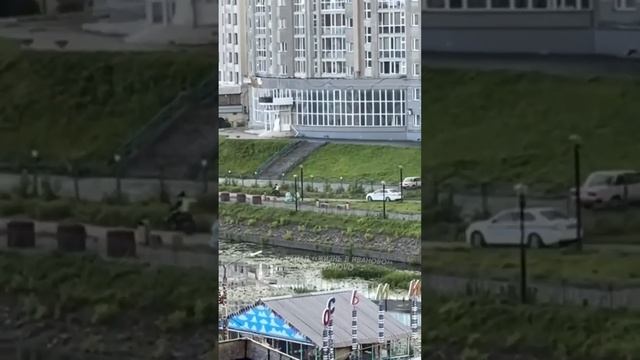 Обычный день в городе Иваново. Доставщик удирает от полиции на набережной. смотреть онлайн