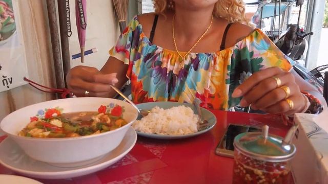 Завтрак с тайской подругой. Переехал в новые апартаменты смотреть онлайн