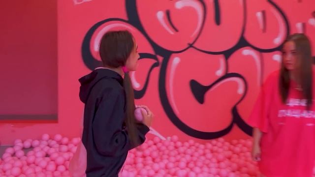 Построили 5 Секретных Комнат по Цветам! Чья комната лучше челлендж? смотреть онлайн