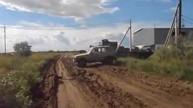 Нива ныряет под трассу смотреть онлайн