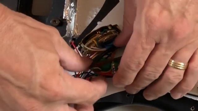 How to Fix Out of Phase Guitar Pickups - How Pickups Sound Out of Phase смотреть онлайн