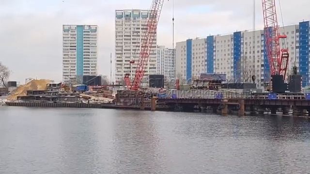 Строительство велопешеходного моста через Нагатинский затон.