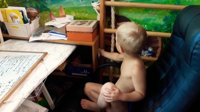 Мальчики моют квартиру. Дети убираются смотреть онлайн