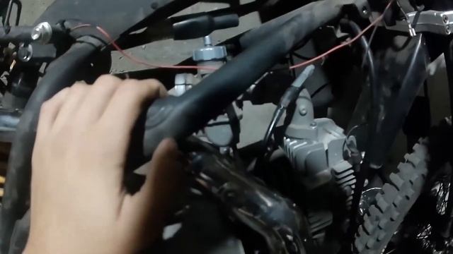 Школьник перебирает питбайк 125\ перебрал полностью мотоцикл а оказалась проводка🤯 смотреть онлайн