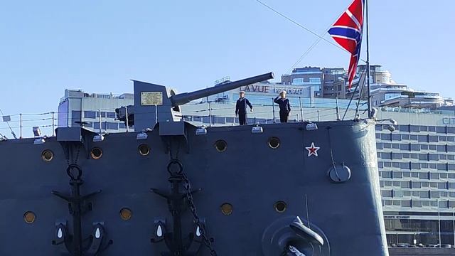 9.00 на крейсере Аврора поднимают флаг и бьют склянки смотреть онлайн