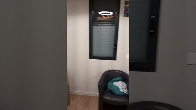 Комната пациента психиатрической клиники во Франции смотреть онлайн