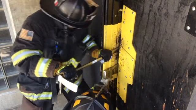 Forcible Entry - Inward Swinging Door смотреть онлайн