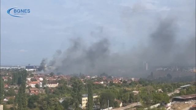 Голям пожар в кв. „Христо Ботев“ в София, горят 10 декара с гуми и сухи треви смотреть онлайн