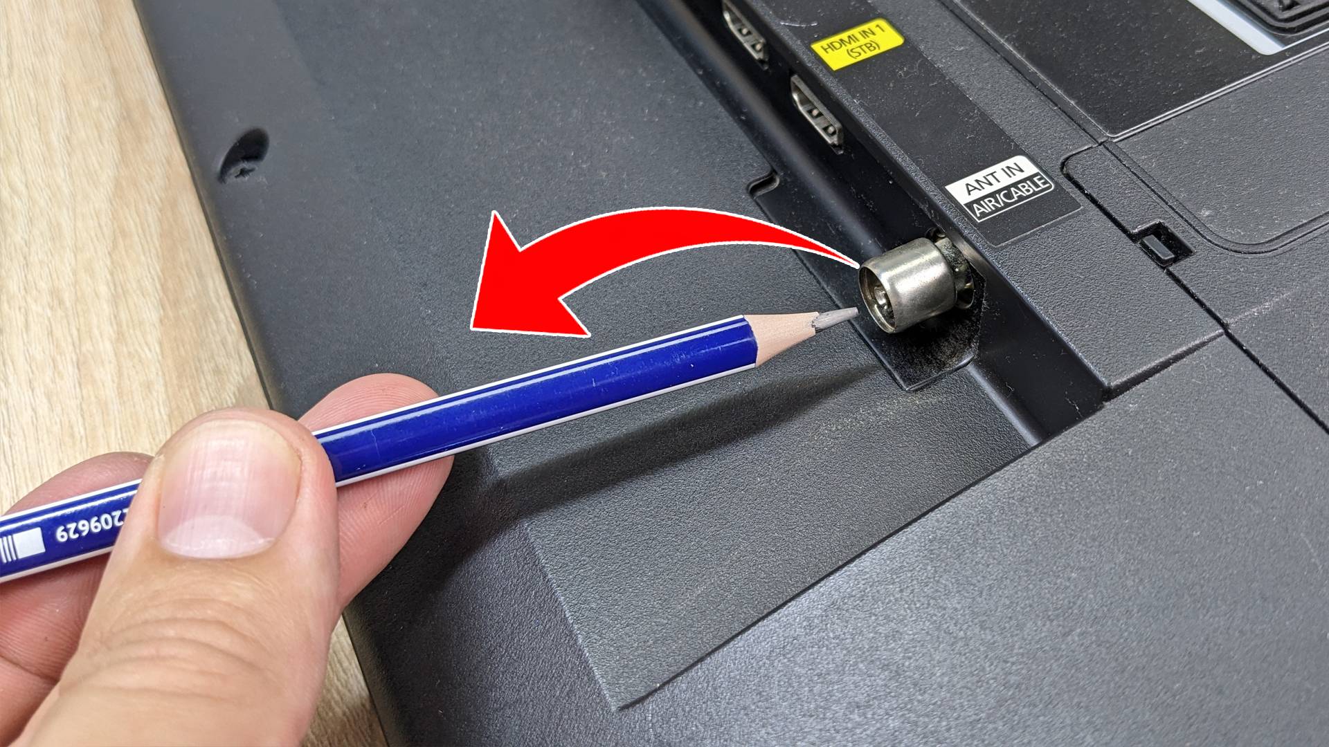 Как сделать комнатную антенну для телевизора из простого карандаша? смотреть онлайн