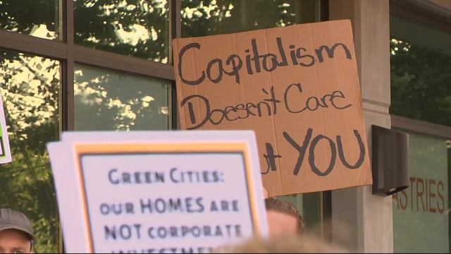Low-income tenants in North Portland protest rent increase смотреть онлайн