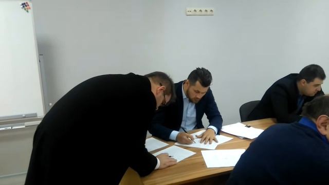 Представник забудовника "Празький квартал 2 підписує повідомлення. смотреть онлайн