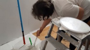 Клею за 12 минут полосу обоев в реальном времени. Откуда берутся цены на поклейку обоев.