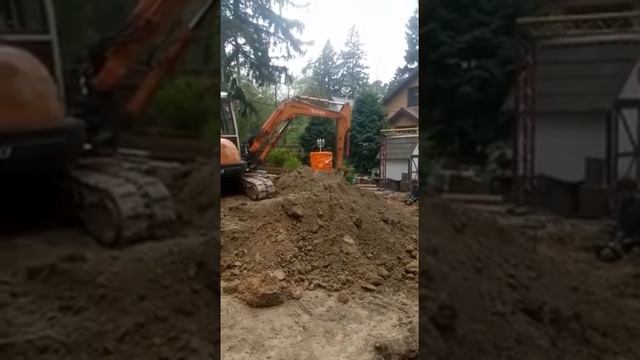 Вывоз грунта с участка, погрузка гусеничным мини-экскаватором KUBOTA
