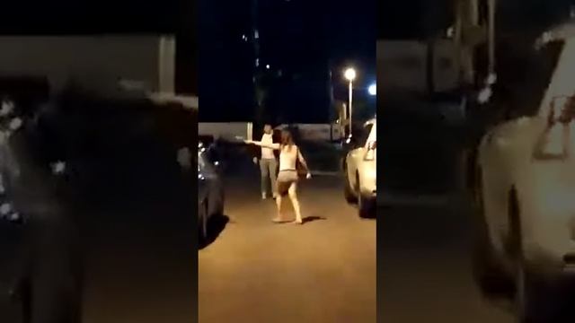 Девушка с ножами бросается на людей смотреть онлайн