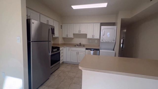 Mayfair House Apartments - Renovated Two Bedroom Middle Level смотреть онлайн