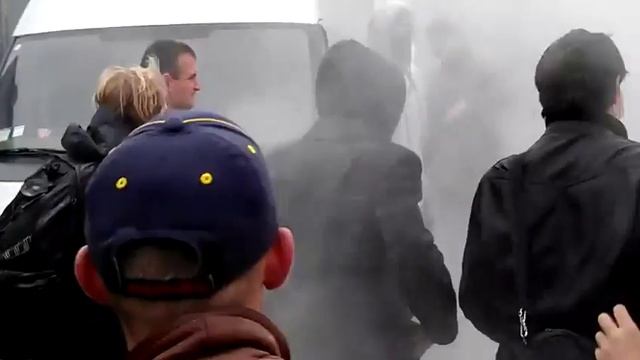 В Києві рейдери з лопатами і болгарками атакують націоналістів (23.10.2013) смотреть онлайн