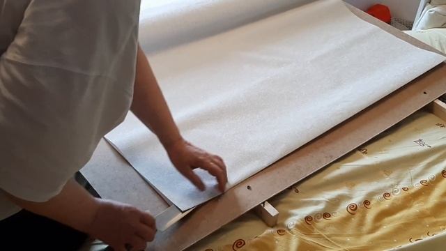 Клею обои в жилой квартире. Делайте как я, и у вас получится.