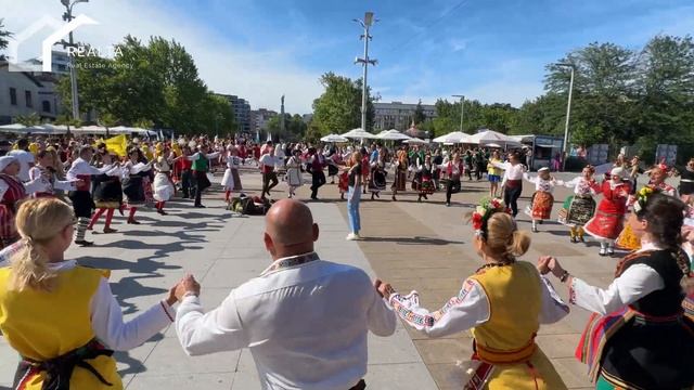 Фестиваль народного болгарского танца «Хоро» на главной площади города Бургас смотреть онлайн
