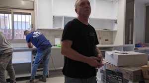 столешница из керамогранита ,испорчена. Как правильно установить фартук на кухне .