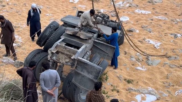 Опасная авария: прицеп 22-колесного грузовика, полностью загруженный кукурузой, упал с дороги. смотреть онлайн