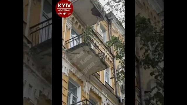 Обрушение балкона в центре Киева смотреть онлайн