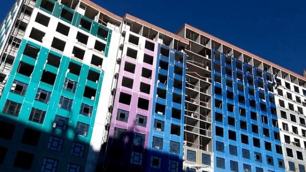 На стройке.