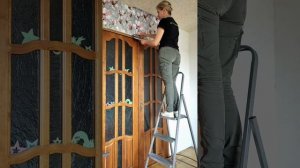 Поклейка обоев вокруг двери