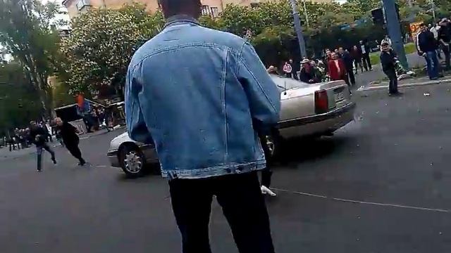 Мирные митингующие напали на автомобиль смотреть онлайн