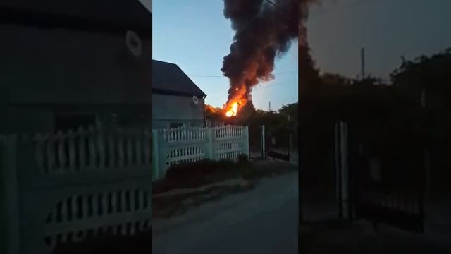 На ул. Емельянова в Калининграде загорелся жилой дом смотреть онлайн