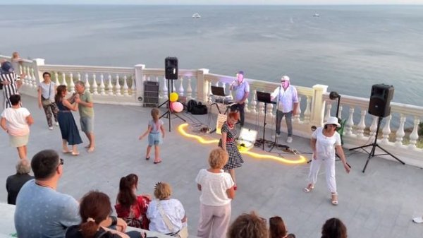 Город Анапа. Танцевальный вечер на набережной ЖК Граф Толстой.