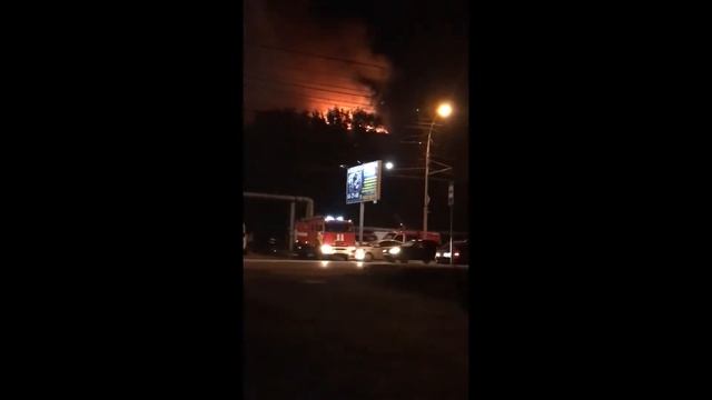 Крупный пожар в Заводском районе. Тушение продолжается со вчерашнего вечера смотреть онлайн