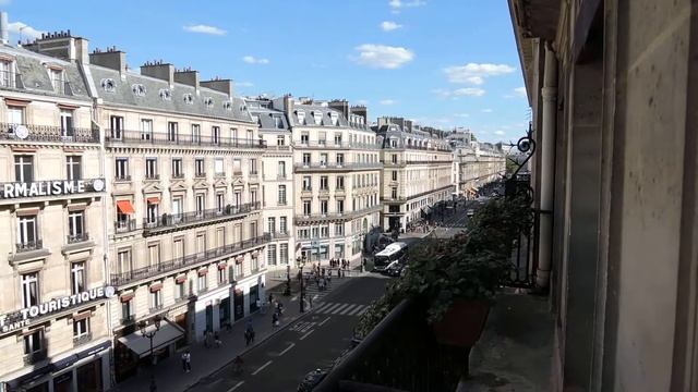 パリ・ホテルエドワード７のバルコニーからのオペラ座・オペラ通りの眺望 смотреть онлайн