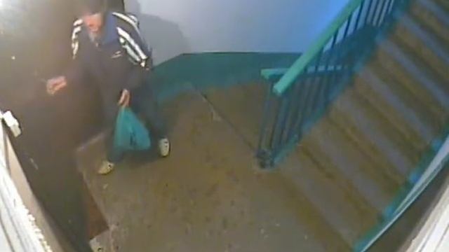 11 06 11 20 55 Мужчина с 30 квартиры показывает фак смотреть онлайн