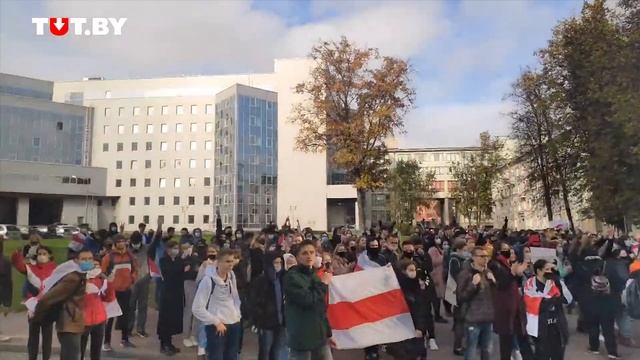 Студенты БГУ собрались возле здания юридического факультета и скандируют "МТЗ!" смотреть онлайн