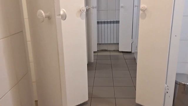 а где в туалете замок ?