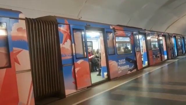 Тематический поезд ОКБ Туполев на станции Крылатское смотреть онлайн
