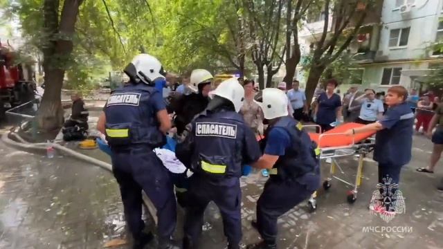 Четыре квартиры горят в пятиэтажном жилом доме в Астрахани смотреть онлайн