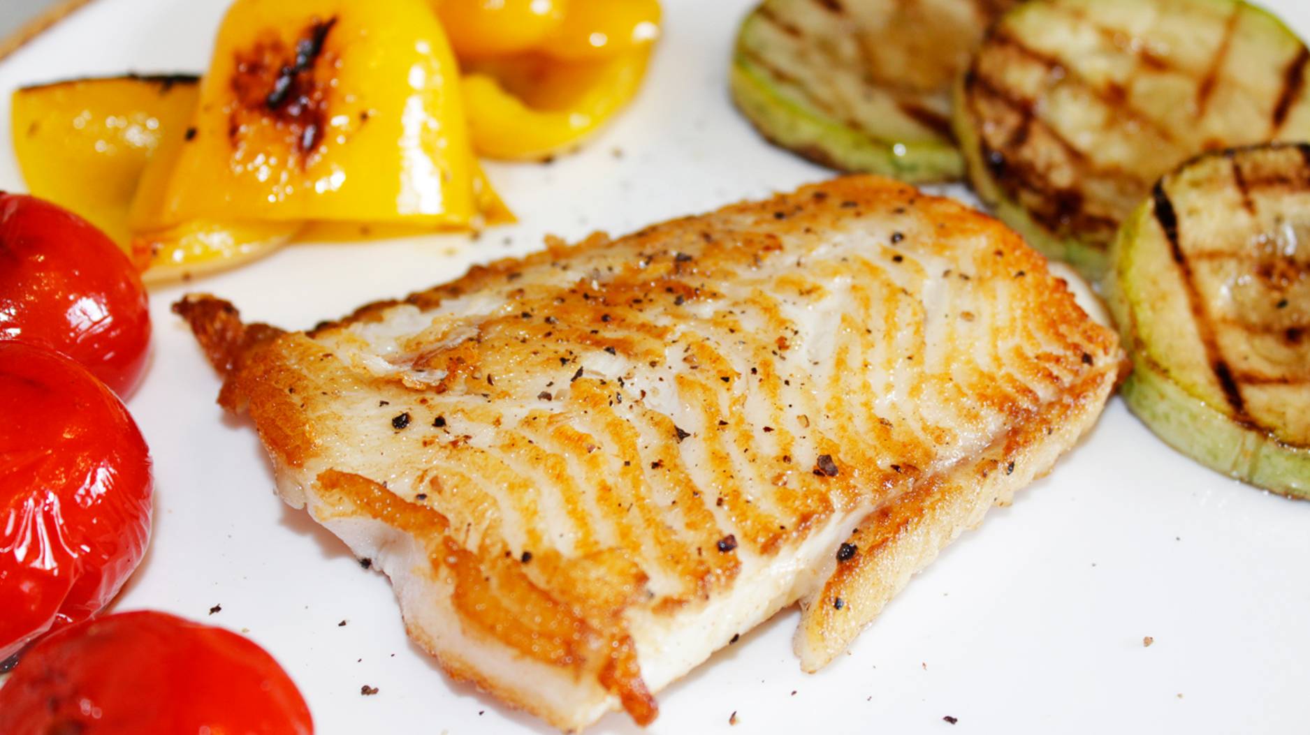 Филе палтуса, жаренное на сковороде с овощами смотреть онлайн