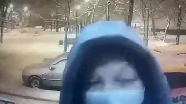 😨Мать оставила семидневную дочь в подъезде дома на улице Паромная и уехала смотреть онлайн