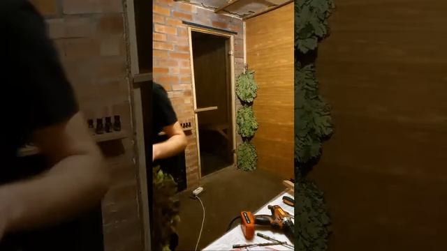 Строю баню мечты. Декорирую угол дубовыми вениками смотреть онлайн