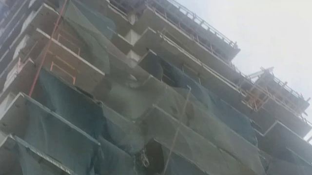 С ЖК Фоур премьерс, на ул. Мечникова 110г вновь летят крупные бетонные камни.