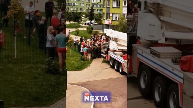 Жители жк «Каскад» пытаются не позволить снять бело-красно-белый флаг. смотреть онлайн