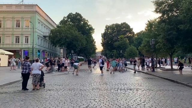 ОДЕССА. СТРАШНО ВЫЙТИ НА УЛИЦУ, НО ЛЮДИ ВЫШЛИ! ПРОСТО ТЫСЯЧИ ЛЮДЕЙ смотреть онлайн