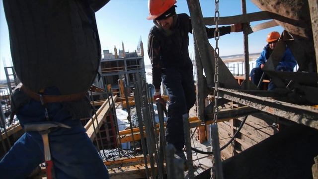 Люди на стройплощадке: Екатеринбург смотреть онлайн